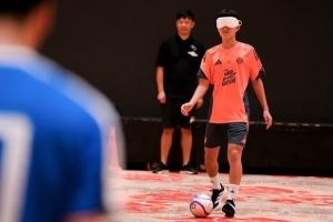 拜仁世界队与上海盲人足球队展开交流训练，双方互赠球衣热情互动