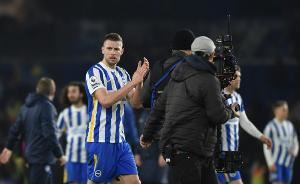 记者：布莱顿30岁中卫韦伯斯特训练中膝盖受伤，可能长期缺阵