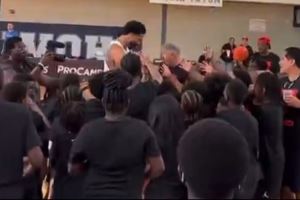 塔图姆在家乡主持篮球训练营&大受小朋友喜爱 他还穿着保护靴