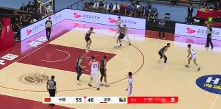 无处不在！胡金秋进攻端上篮得手 随即迅速回防送出钉板大帽