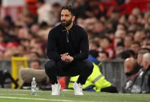 TA：曼联想引进一名高机动性的中场，门将位置的引援已经搁置