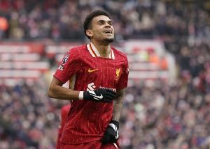 记者：拜仁6750万固定转会费签迪亚斯，500万欧奖金一半容易达成