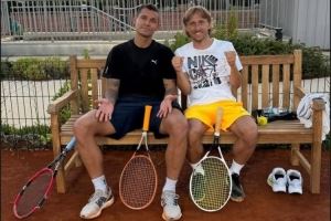 享受假期！莫德里奇晒与洛夫伦打网球：3-0完胜！你还得练😁