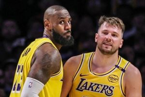 名记：詹姆斯没有出席发布会 但打了视频电话祝贺东契奇续约湖人