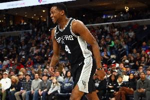 场均19.7分&三分球命中率27.4%！马刺为啥敢给福克斯4年2.29亿？