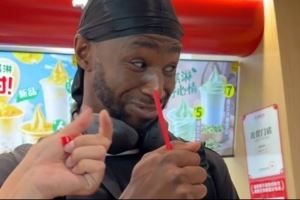 尝尝味🤩维金斯喝上了蜜雪冰城 吸管拿反再献神表情🤗