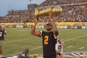 亚历山大带总冠军奖杯返回家乡 在市体育场接受球迷欢呼🔥