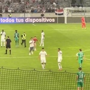 宠粉！球迷冲入场内找姆巴佩自拍，姆总拦住保安满足合影