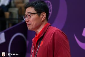 十年了！中国男篮杀进亚洲杯决赛 篮协主席郭振明在现场红了眼眶