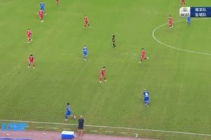 太强了！南京队球员戈伟超远距离头球破门！大禁区线上起跳冲顶