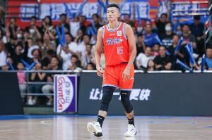 媒体人：陈林坚在生涯不断上升时受了伤又遭遇了车祸 真是很可惜