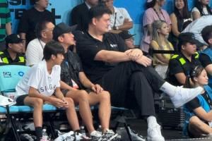 姚明&邓超观战AUBA决赛 两位NBA老板蔡崇信&何猷君也来到了现场