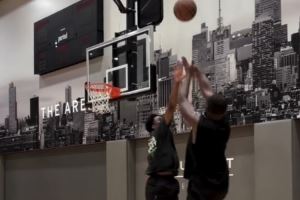 出手很柔和！知名训练师晒杰伦-布朗练习单打的视频