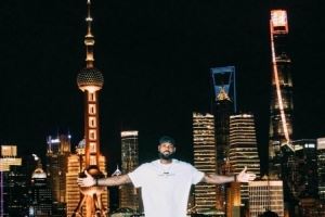 绝美夜景！詹姆斯晒昨晚在外滩拍照组图：上海的夜晚和高度