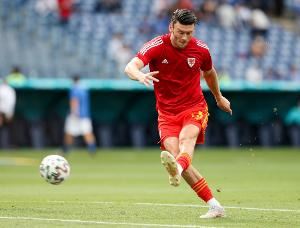 33岁华裔中锋摩尔攻破哈萨克，近19年为威尔士破门的雷克瑟姆首人