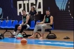 秀个狠活儿！东契奇训练场边休息 小手一抖飙进半场“坐投”