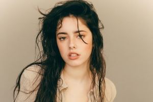 青春甜美！若奥-内维斯演员女友社媒发布写真照片