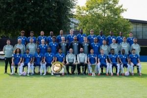 切尔西官推晒全家福拍摄花絮：教练玩库库雷利亚头发