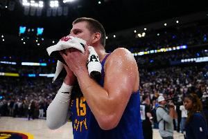 名记：即使经历了上赛季的各种动荡 没任何迹象显示约基奇想离开