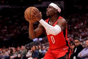 铁！阿隆-霍勒迪12投2中&三分9中2得到8分4板3助 出现3失误