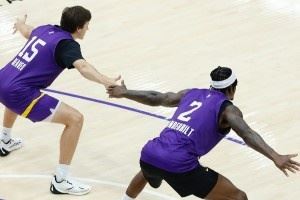 范德比尔特晒湖人训练照 东契奇里夫斯布朗尼悉数出镜 老詹笑嘻嘻