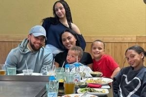 美媒晒库里一家6口聚餐合照！时间都去哪了？