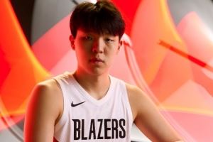 勇士记者：站在霍福德和追梦身边杨瀚森就像一座大山