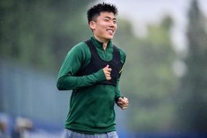 足球频道：24岁前国青球员何朕宇退役后加盟乌兰察布队征战蒙超