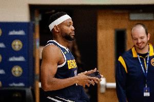 掘记：布鲁斯-布朗曾收到湖人太阳等多队报价 最终选择底薪回掘金