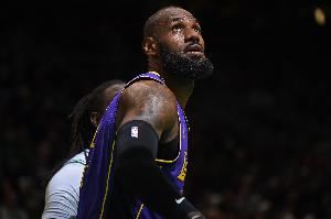 巴克利：打季前赛的很多年轻人根本留不下 詹姆斯打20分钟有啥用