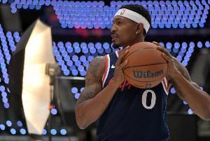 泰伦-卢：比尔为能够上场比赛付出了巨大努力 我们只需要他做自己