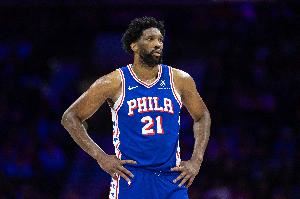 媒体人：恩比德这竞技状态还是不错的 目前唯一困扰他的是伤病