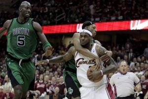 詹母曾想为儿子出头对自己动手？皮尔斯：我只是阻止了他上篮