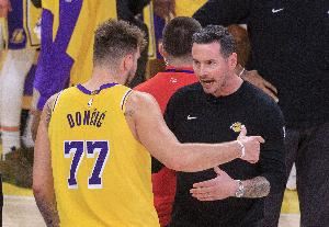 经典湖三崩！湖人3分多钟被勇士打了16-4 仅靠东契奇进了两个2+0