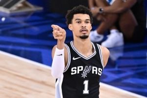 首战表现炸裂！“文班亚马爆砍40分”词条登上微博热搜榜第5位