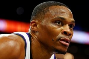 国王队首秀！威少18分钟8中2拿到6分6板 三分2中0