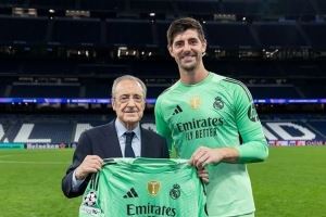 库尔图瓦达成皇马生涯出战300场里程碑，赛后获赠纪念球衣