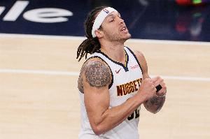 吕奉先！戈登超级慢三步碾着三人防守强硬2+1打进拿下个人第48分