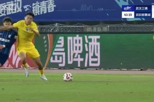 风云突变？杨一鸣被判肘击直红罚下，新鹏城领先1分钟后少打1人