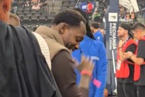 贝弗利现身快船主场 球迷在“墙”上欢呼他的名字