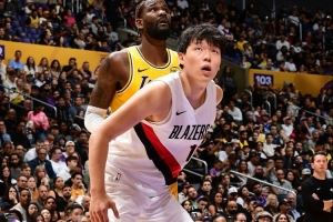 记者：杨瀚森卡位拿篮板表现还不够理想 克林根场上存在感更强