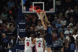 莫兰特突破分球 兰代尔接球强起双手隔扣斯图尔特图片