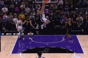 穿针引线！威少突破妙传尤班克斯暴扣得分