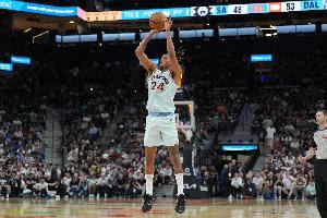 五成命中率！瓦塞尔半场8中4&三分4中2拿到11分2篮板3助攻