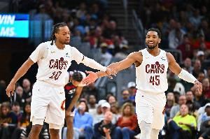 轮着来？加兰返回更衣室 米切尔此前刚回好在无碍